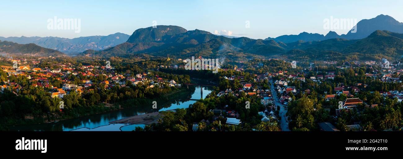 Paysage urbain de Luang Prabang avec le fleuve Nam Khan, Laos Banque D'Images