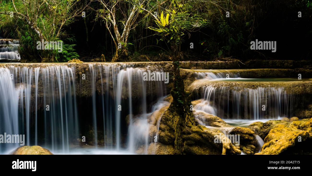 Cascade pittoresque dans le parc de chutes d'eau de Kuang si près de Luang Prabang, Laos Banque D'Images