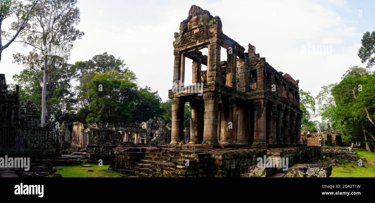 Les ruines du temple de Preaha Khan parmi les arbres, Parc archéologique d'Angkor Wat, Siem Reap, Cambodge Banque D'Images