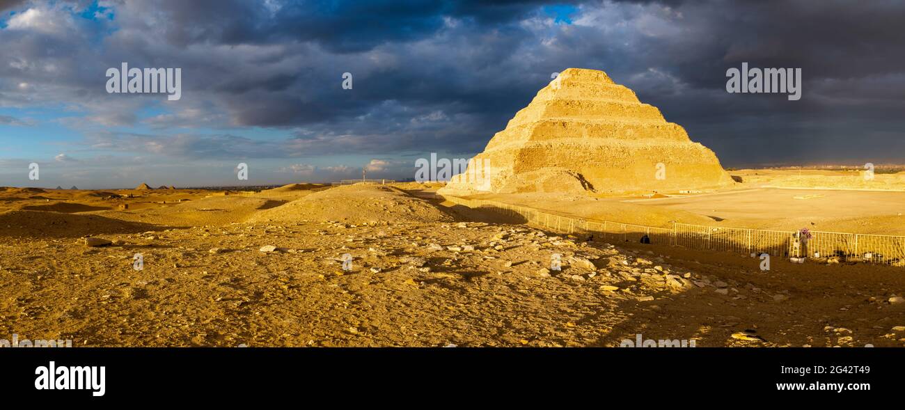 Pyramide de Djoser à gradins contre les nuages de tempête, Saqqara, Al Badrashin, Goza Govergate, Egypte Banque D'Images