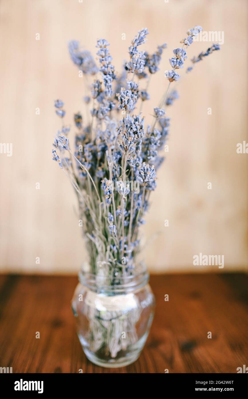 Un bouquet de lavande séchée dans un pot en verre sur la table Photo Stock  - Alamy