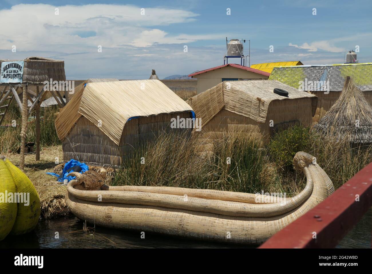 Lac Titicaca Pérou bateau bateau maisons maison roseaux eau couleur lac vieux villageois toit flottant île lieu vivant cabane huttes habitants Banque D'Images