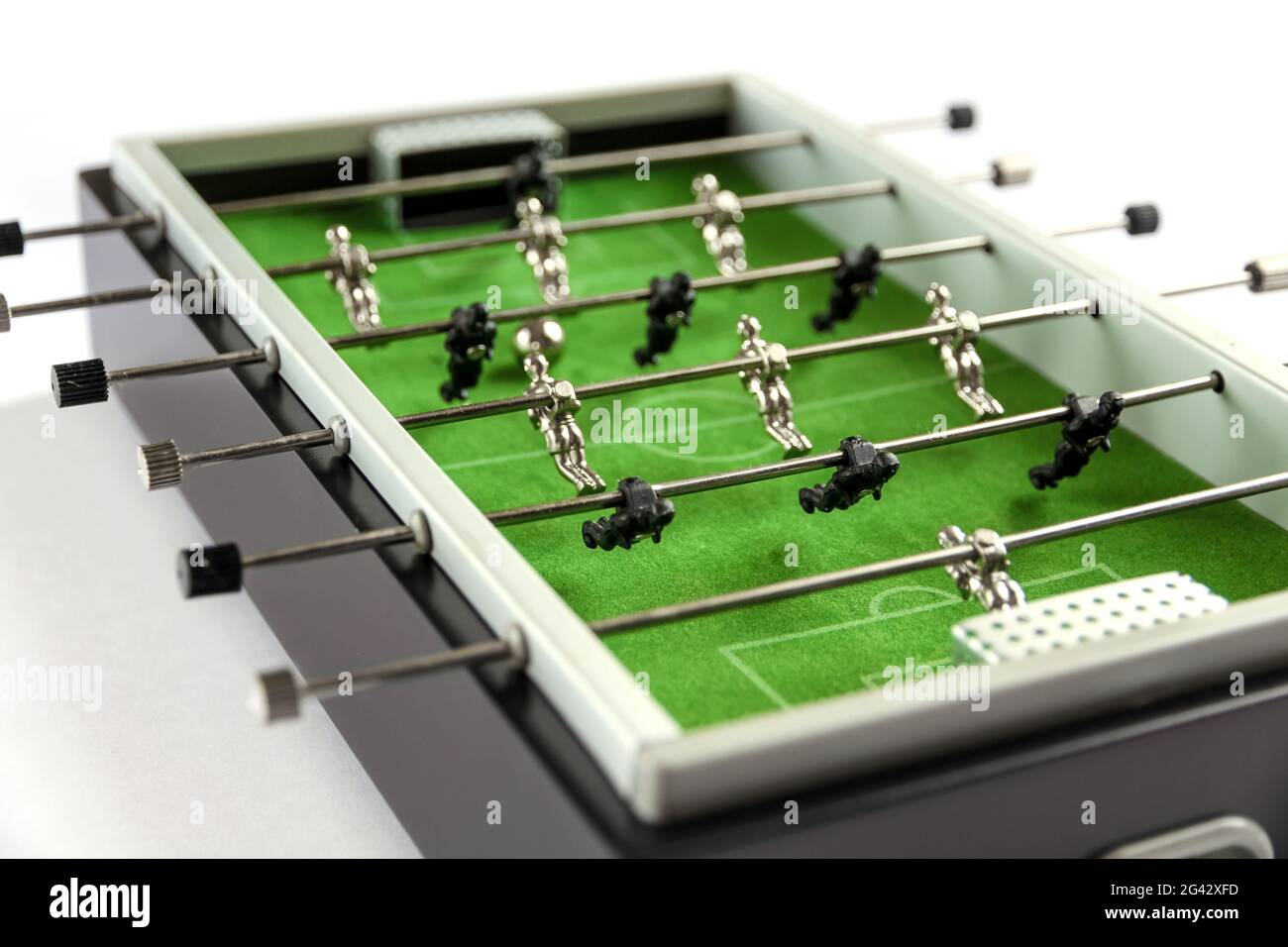 Table Babyfoot isolée sur fond blanc Banque D'Images