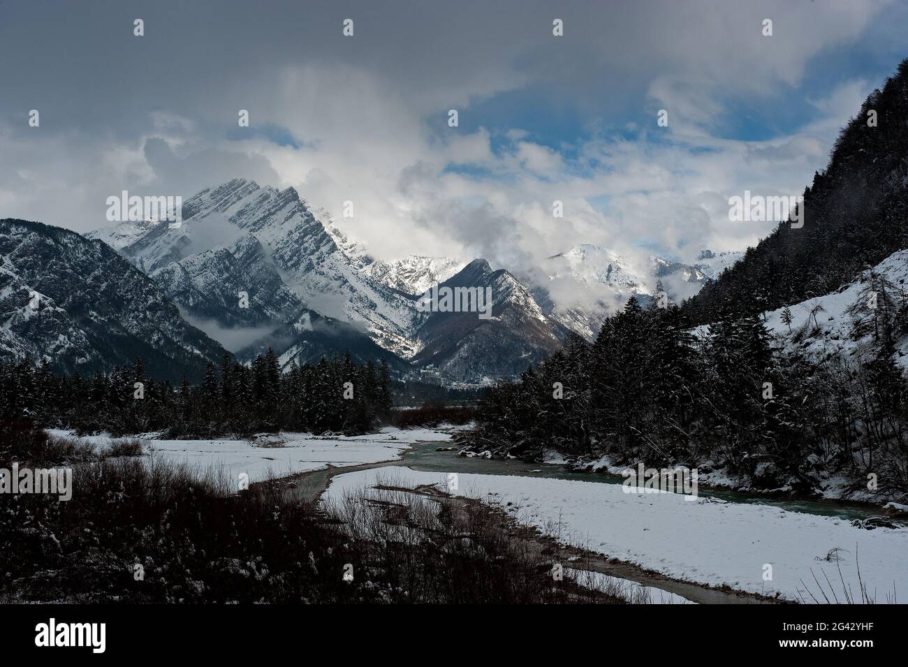 En hiver, le paysage de la vallée de Cellina fait partie du parc régional des Dolomites de Friulian et de la rivière Cellina. Italie Banque D'Images