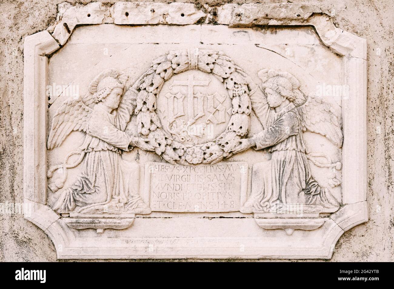 Statues en pierre, bas-reliefs et hauts reliefs sur les murs de la vieille ville de Dubrovnik, Croatie. Banque D'Images