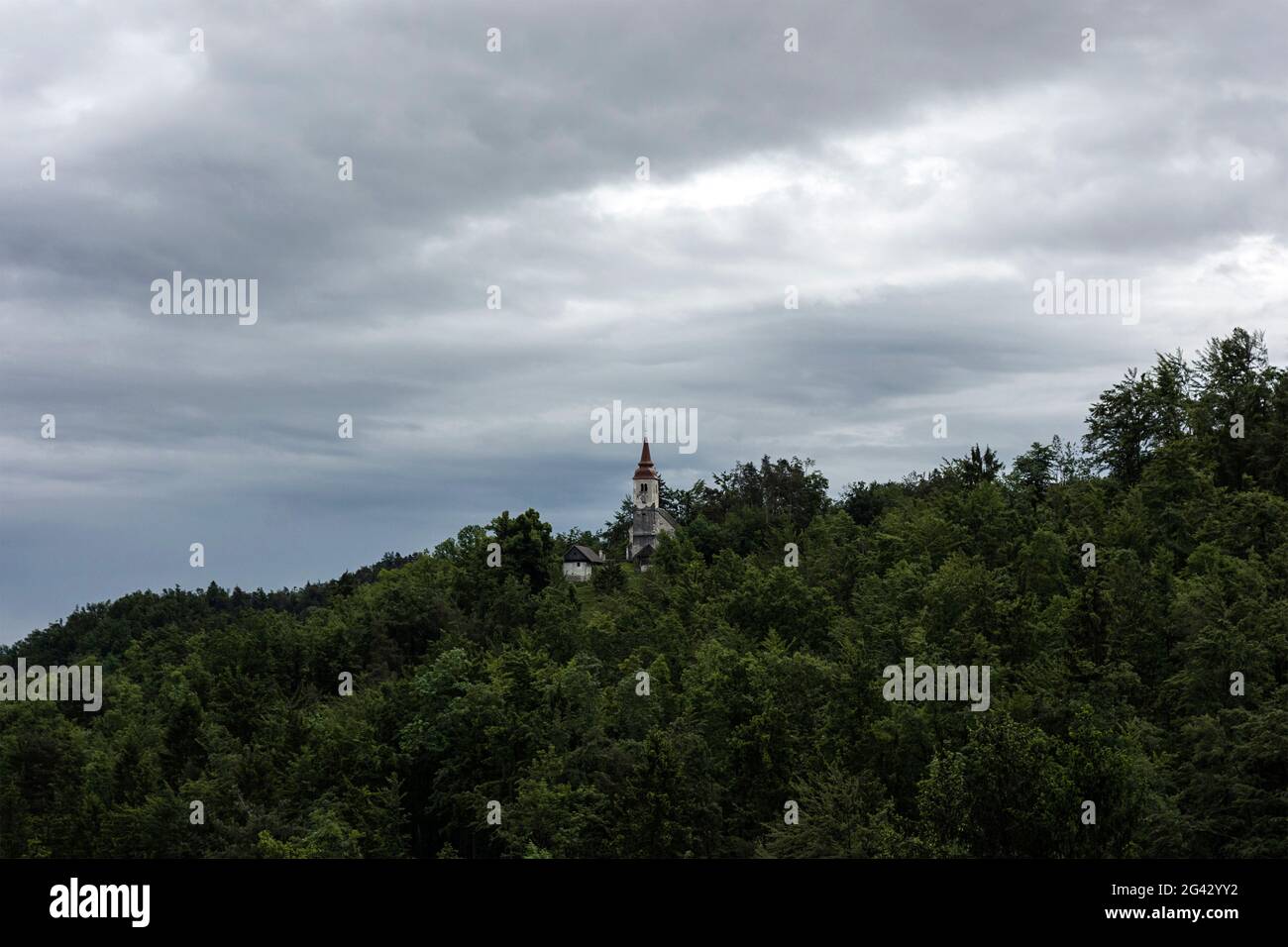 Ancienne église dans la forêt, région de Kranj, Slovénie Banque D'Images