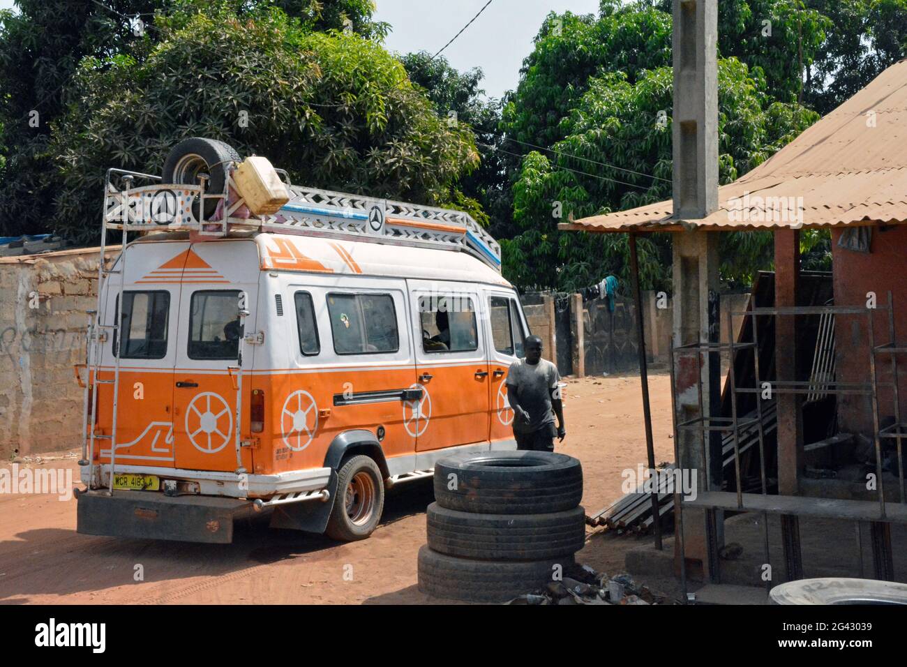 Gambie; à Brikama; taxi Bush au bord de la route; devant un atelier Banque D'Images