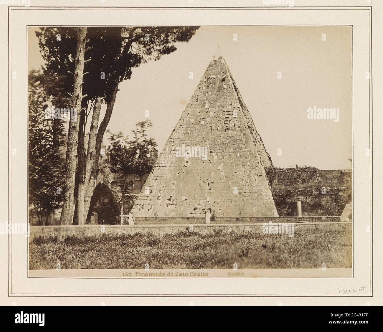 Extérieur de la pyramide de Cestius à Rome; Pyramide di Caio Cestio Roma. Partie de l'album de voyage avec des photos de sites touristiques en Italie (partie I). Banque D'Images