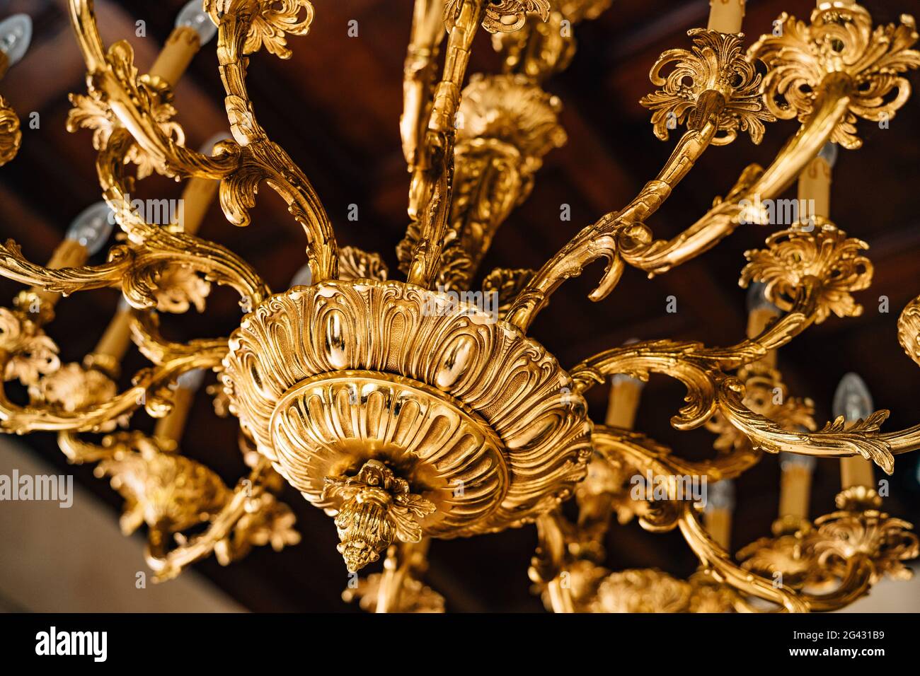Gros plan d'un lustre doré. Chandelier avec chandeliers et motifs. Banque D'Images