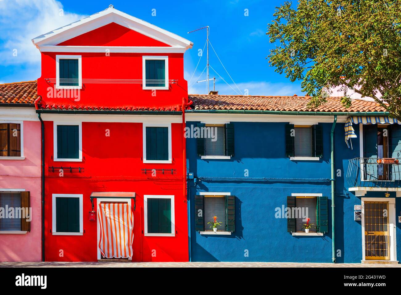 Façade d'une belle maison multicolore Banque D'Images