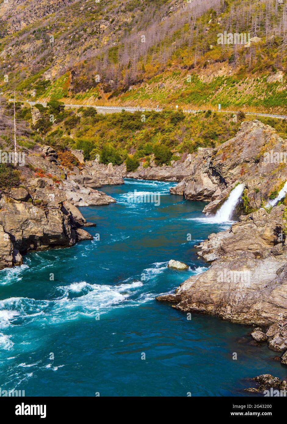 La rivière avec de l'eau glaciaire fondue Banque D'Images