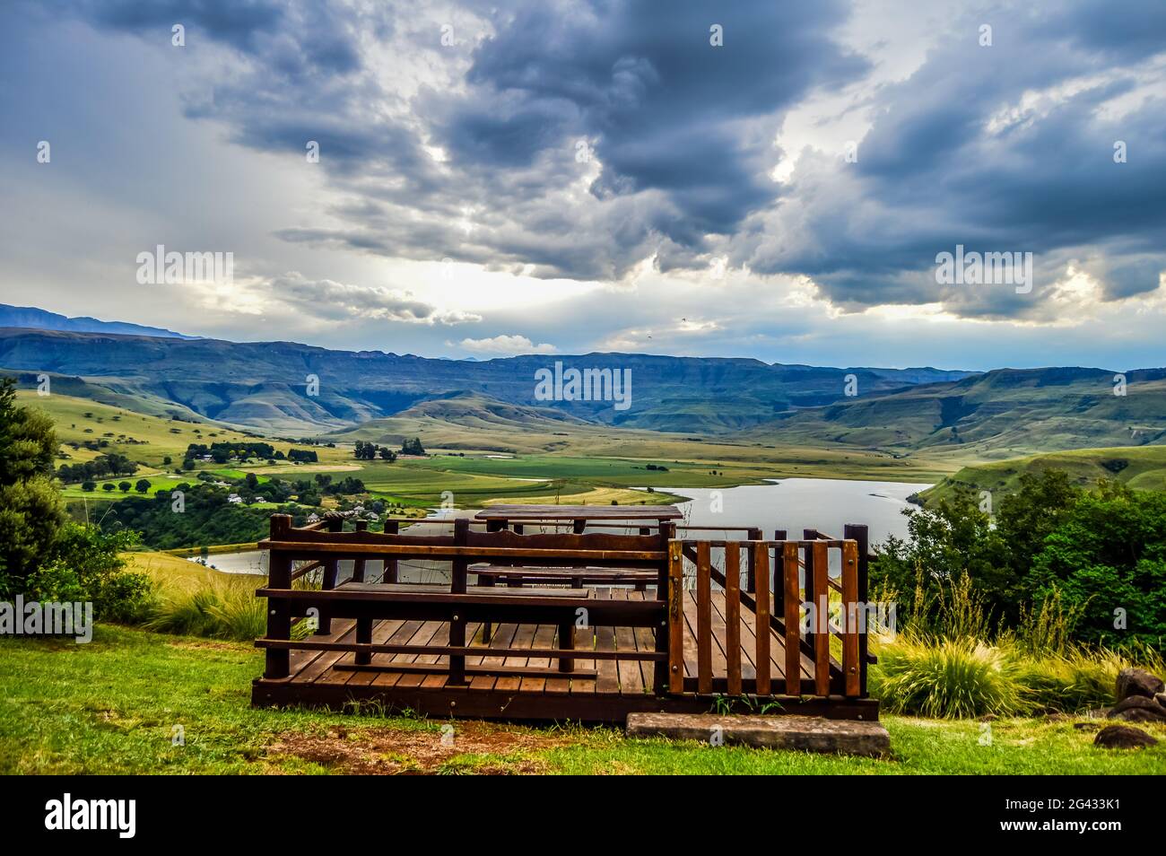 Escarpement de la montagne Drakensberg et barrage du parc de cloches autour du pic de Cathkin Banque D'Images