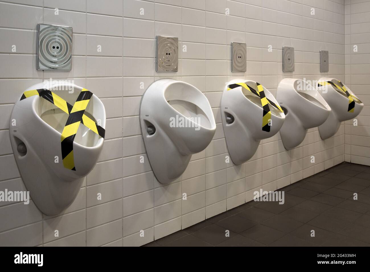 Urinoir, règle de distance de Corona sur les toilettes pour hommes, Bochum, Rhénanie-du-Nord-Westphalie, Allemagne, Europe Banque D'Images