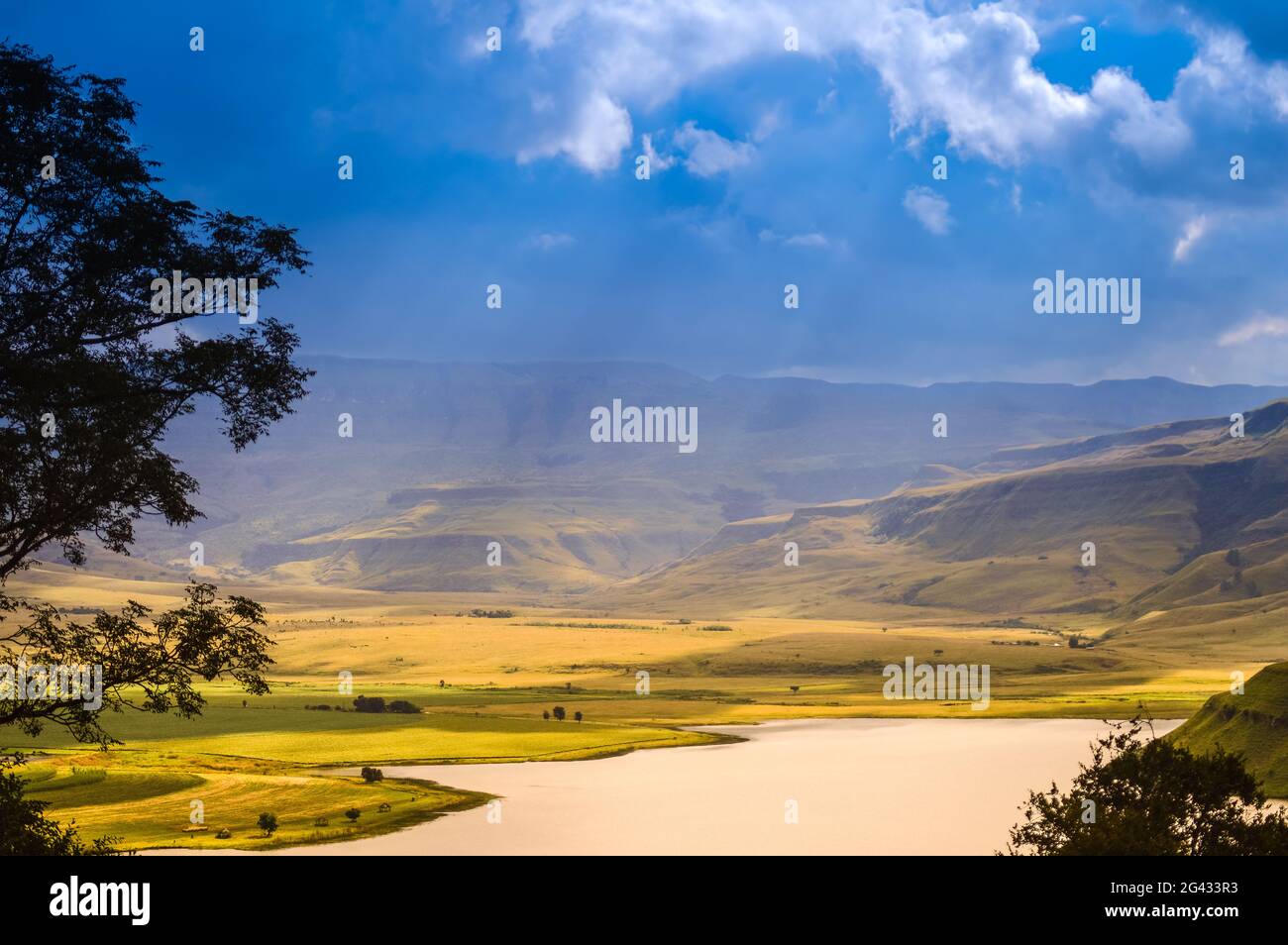 Les montagnes du Drakensberg et le barrage du parc à sonnette avec lumière solaire pendant le coucher du soleil Banque D'Images