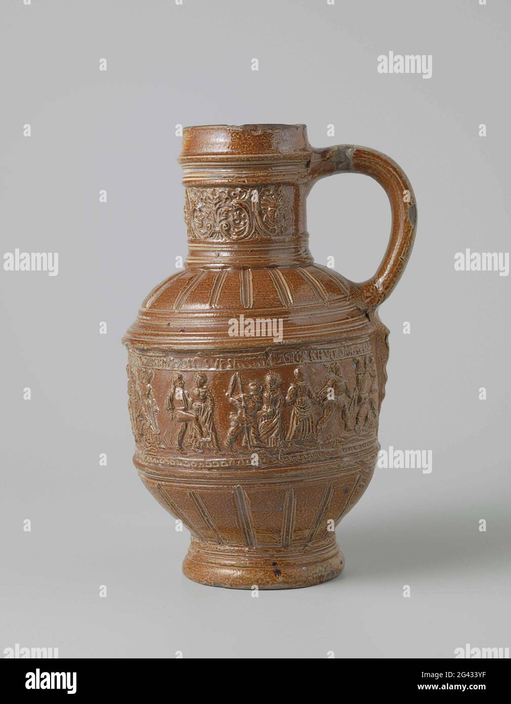 Peut avec la danse de fermier. Boîte de grès brune. Ventre avec une pièce centrale droite décorée d'une frise sur laquelle est exposée une danse d'arbre et au-dessus du texte 'Gerhet du Sparrow Blasen SO danssen dei voisins ainsi que le weir si rasen FRS UF prise [.] Astor ICH Verdans calotte de cuisse [.] Ko [. ] '.' Autour du cou un frison ornementé. Banque D'Images