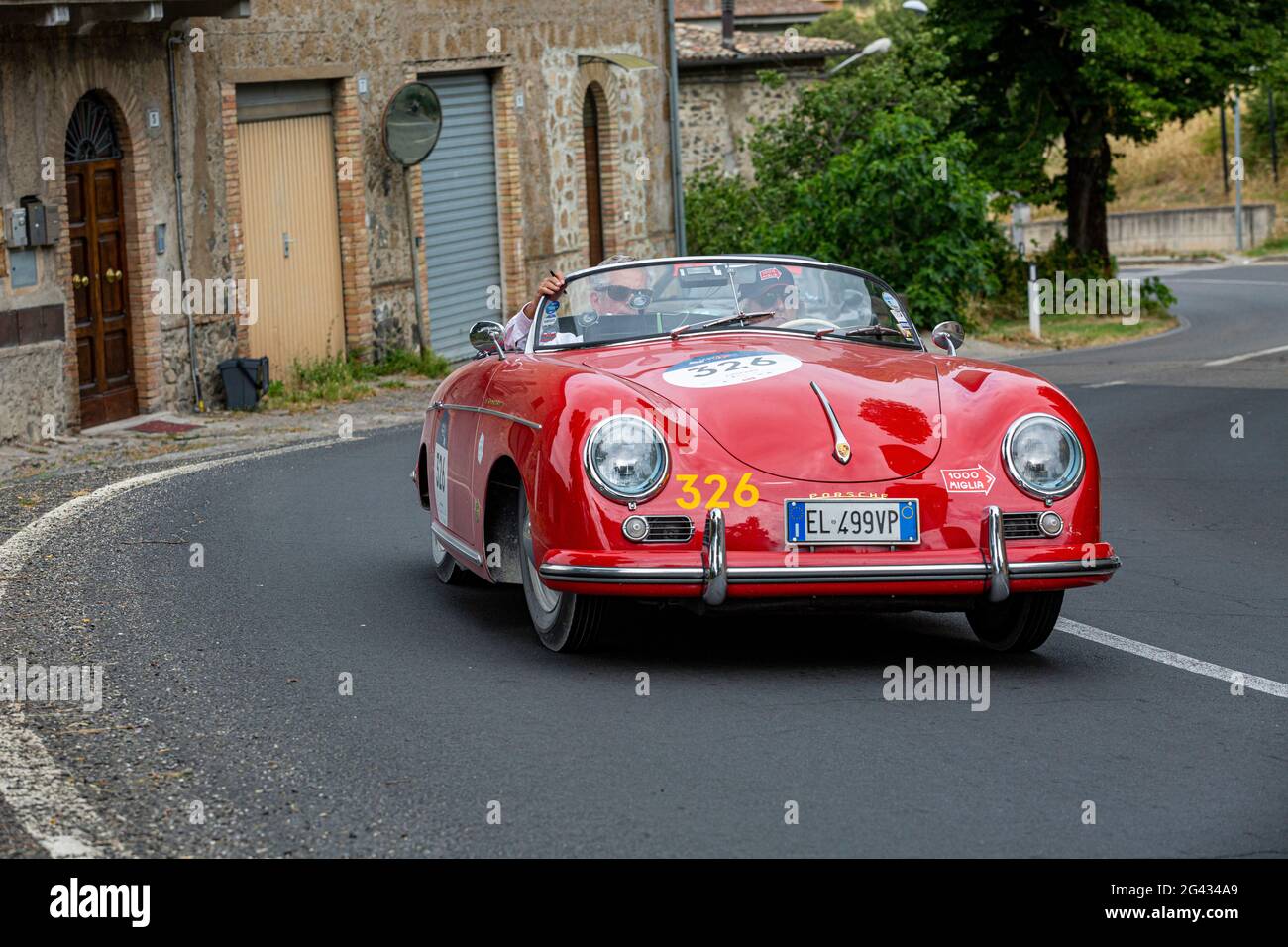 Orvieto, Italie. 18 juin 2021. Une Porsche 1955 356 Speedster 1500 arrive à Orvieto. Crédit : Stephen Bisgrove/Alay Live News Banque D'Images