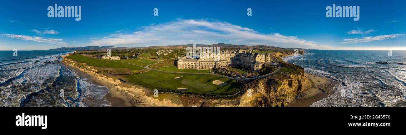 Vue aérienne de l'hôtel et du littoral, Half Moon Bay, Californie, États-Unis Banque D'Images