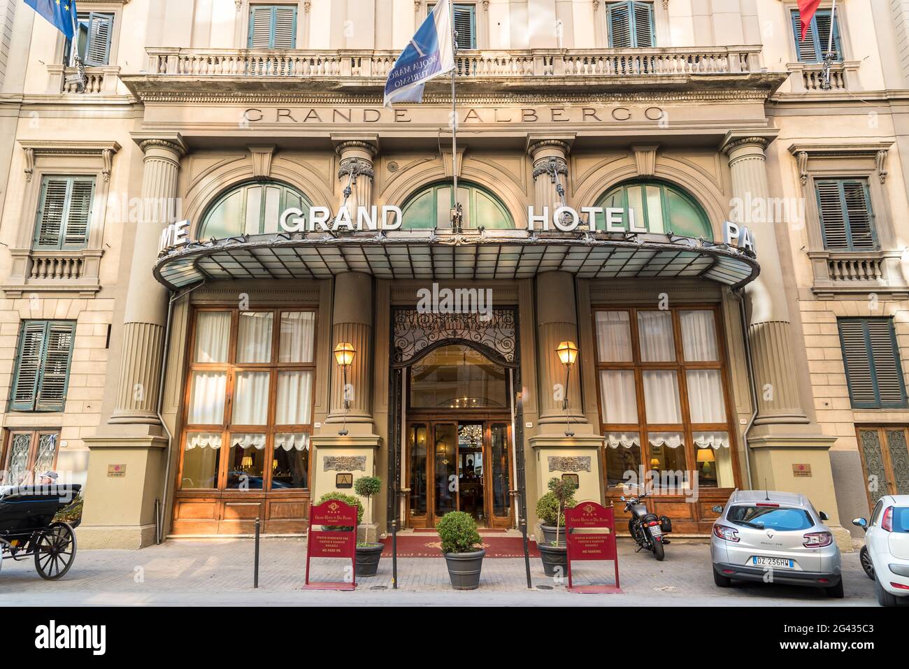 Palerme, Sicile, Italie - 6 octobre 2017 : façade du Grand Hôtel historique  et des Palmes dans le centre de Palerme Photo Stock - Alamy