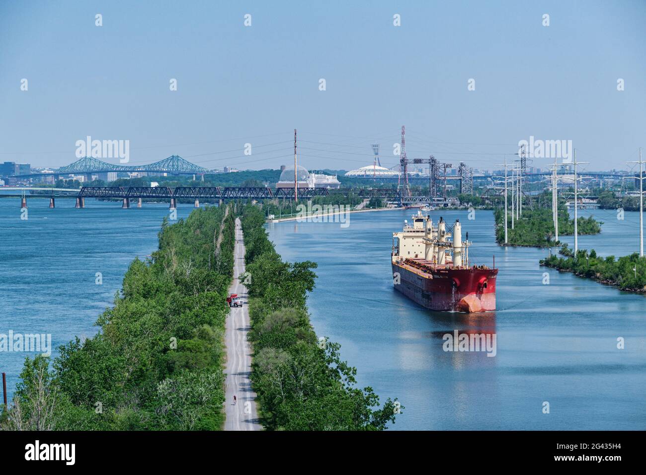 Montréal, CA - 7 juin 2021 : vue aérienne du transporteur de vrac fédéral Hudson qui se déplace sur la voie maritime du Saint-Laurent Banque D'Images