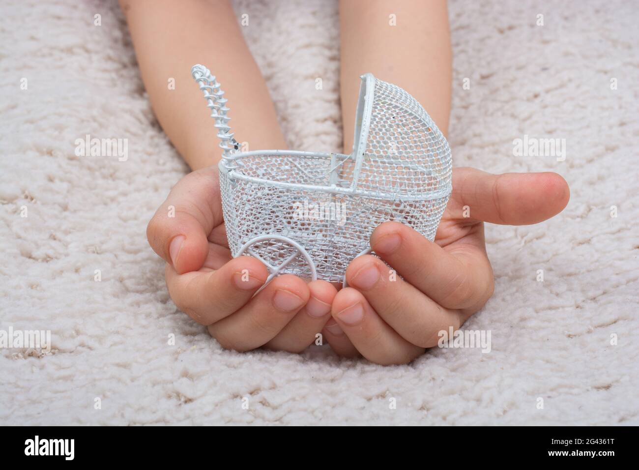 Porte-bébé à la main en métal sur fond blanc Banque D'Images