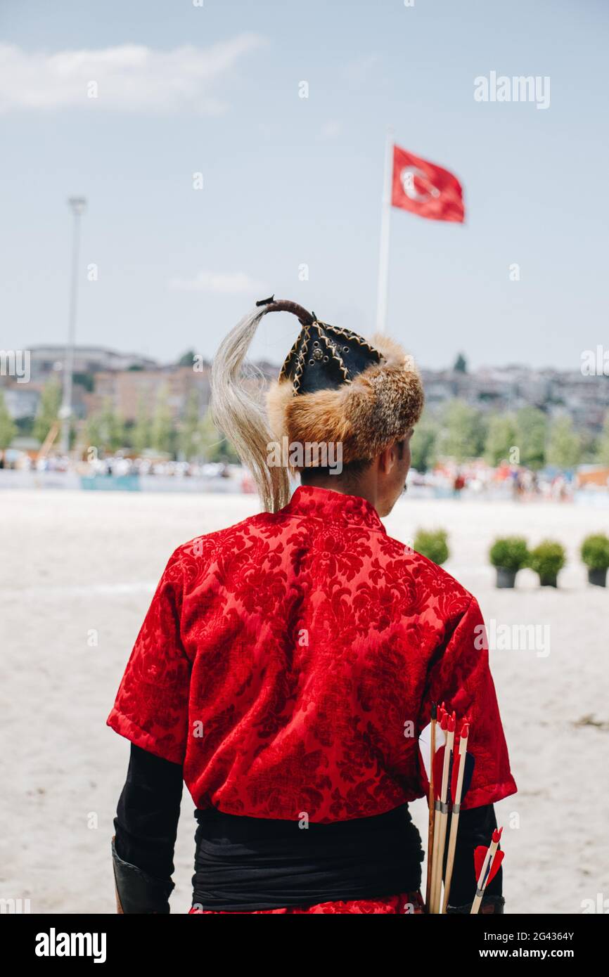 Homme portant un chapeau turc traditionnel en vue Photo Stock - Alamy