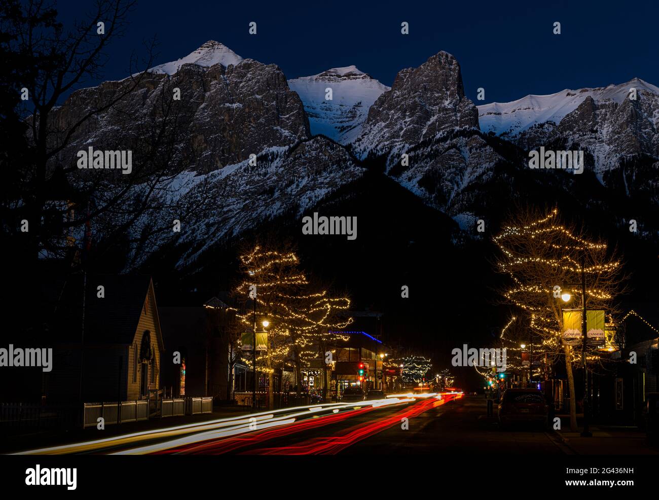 Illuminations de Noël sur main Street la nuit, Canmore, Alberta, Canada Banque D'Images