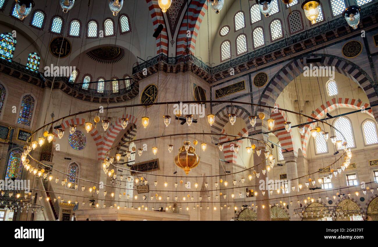 Des lampes de mosquée lumineuses sur un lustre circulaire Banque D'Images