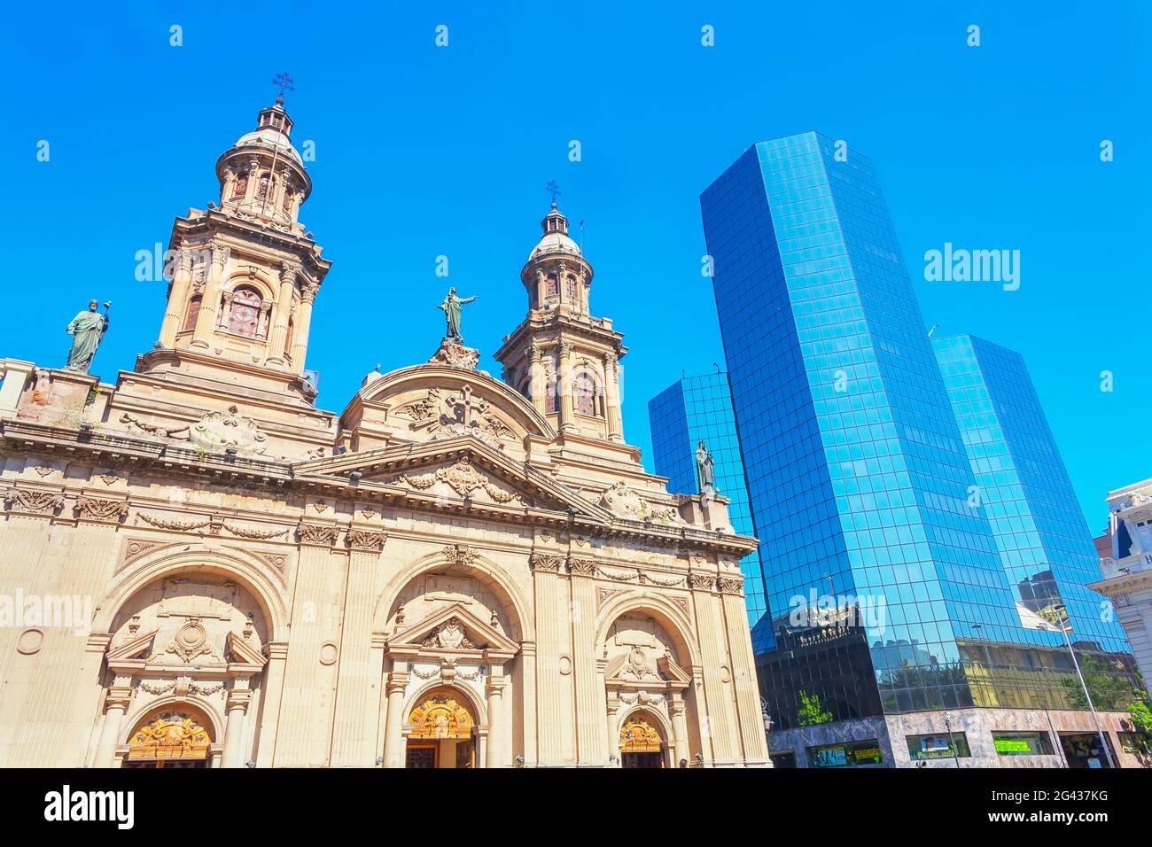 Cathédrale métropolitaine et bâtiments modernes du centre-ville, Santiago du Chili, Chili, Amérique du Sud Banque D'Images