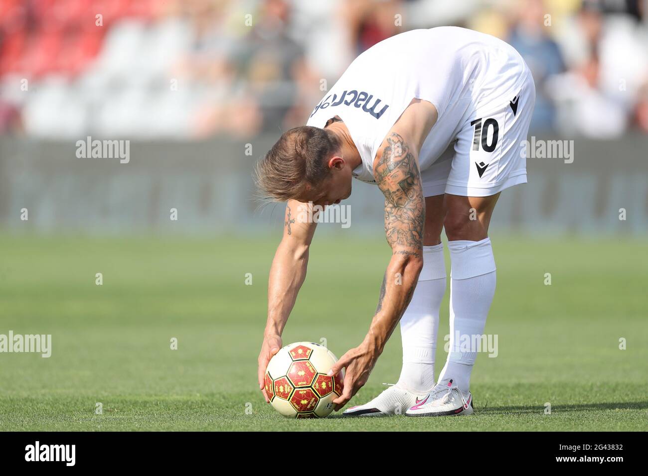 Alessandria, Italie, 17 juin 2021. Pompeu Da Silva Ronaldo de Padova Calcio pratique des coups de pied libres pendant l'échauffement avant le jeu de Serie C finale deuxième match de jambe au Stadio Giuseppe Moccagatta - Alessandria, Turin. Crédit photo à lire: Jonathan Moscrop / Sportimage crédit: Sportimage / Alay Live News Banque D'Images