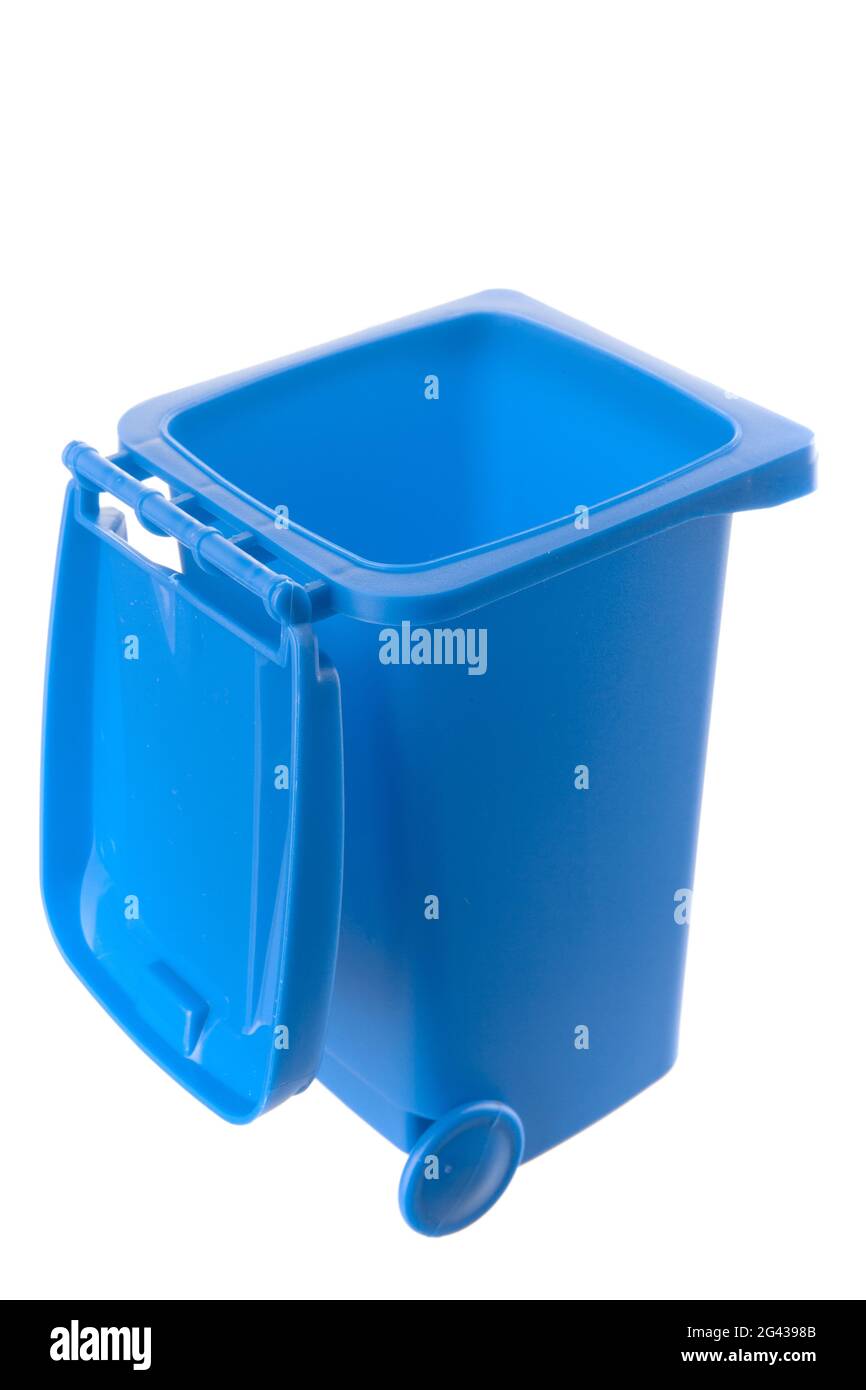 Poubelle bleue en plastique isolée sur fond blanc Banque D'Images