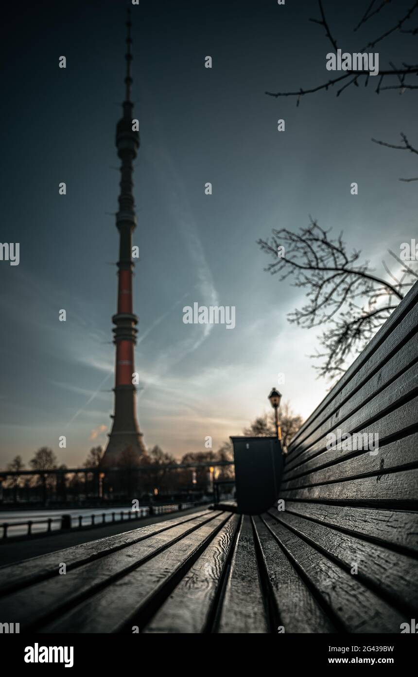 Vue sur la tour de télévision d'Ostankino depuis l'étang d'Ostankinskiy à Moscou, en Russie Banque D'Images