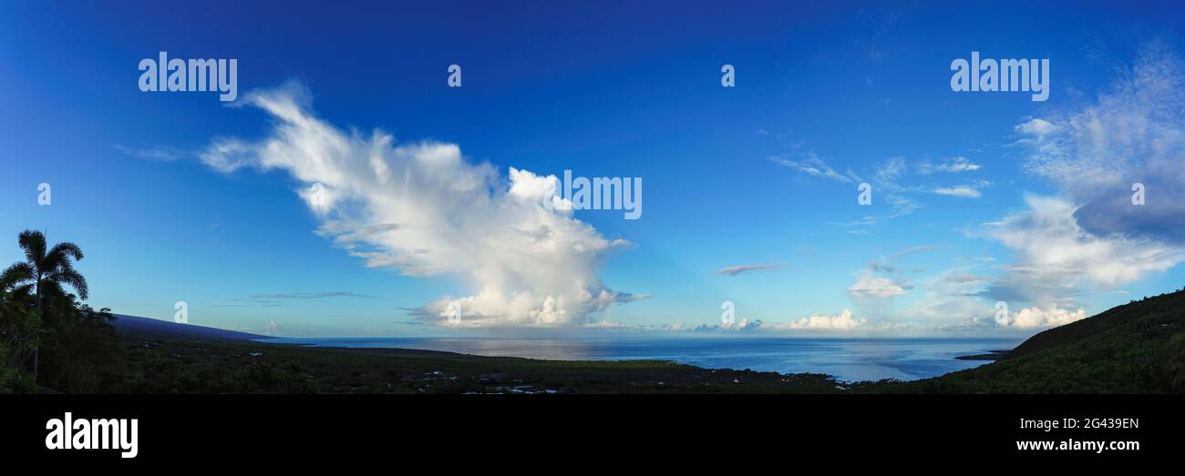 Nuage Cumulus et ciel bleu au-dessus de la côte de l'océan Pacifique, district de Kona Sud, îles Hawaii, États-Unis Banque D'Images
