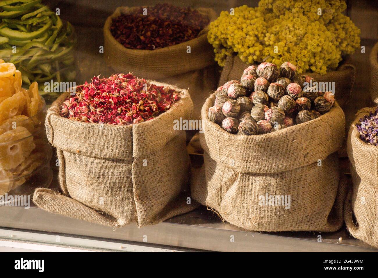Sécher les plantes dans des sacs dans des sacs Banque D'Images