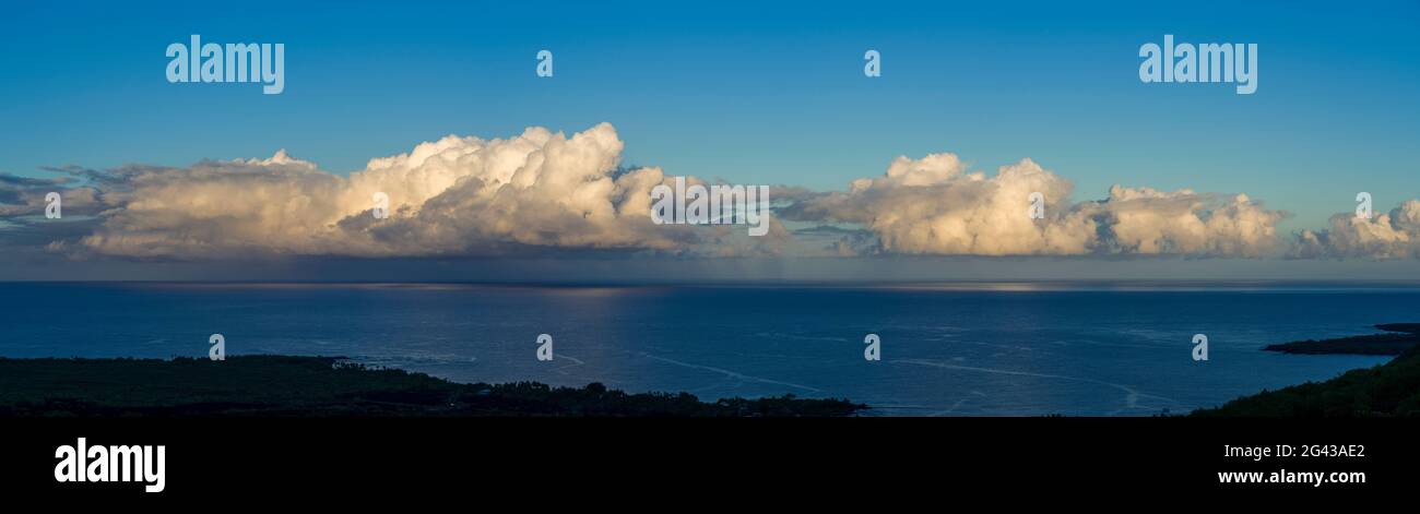 Cumulus nuages au-dessus de la côte de la baie de Kealakekua au lever du soleil, South Kona District, Hawaii, États-Unis Banque D'Images