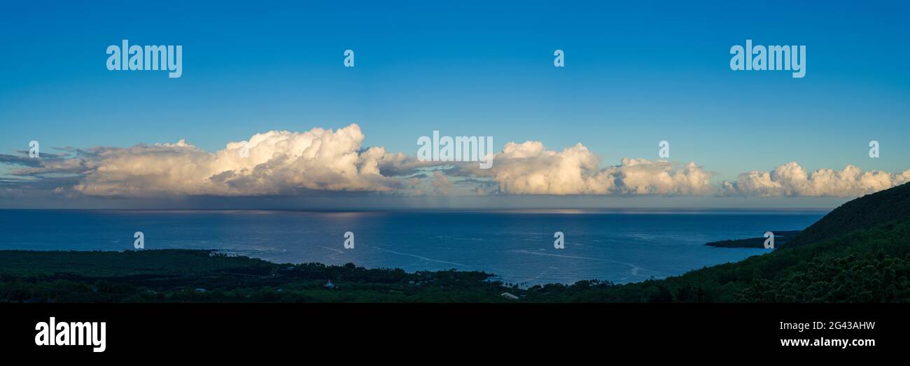 Cumulus nuages au-dessus de la côte de la baie de Kealakekua au lever du soleil, South Kona District, Hawaii, États-Unis Banque D'Images