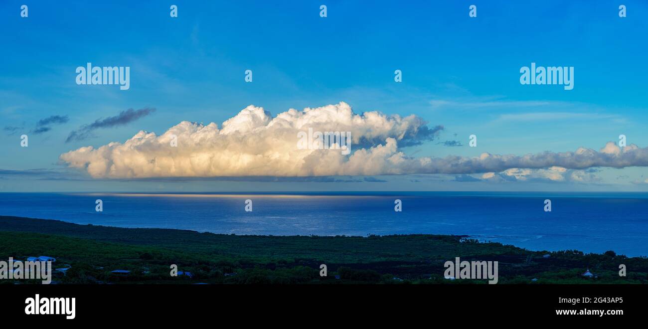 Nuages au-dessus de la côte de la baie de Kealakekua au lever du soleil, South Kona District, Hawaii, États-Unis Banque D'Images