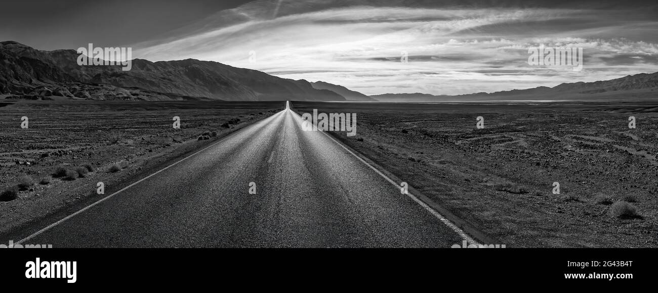 Badwater Road à travers le désert en noir et blanc, Parc national de la Vallée de la mort, Californie, Etats-Unis Banque D'Images