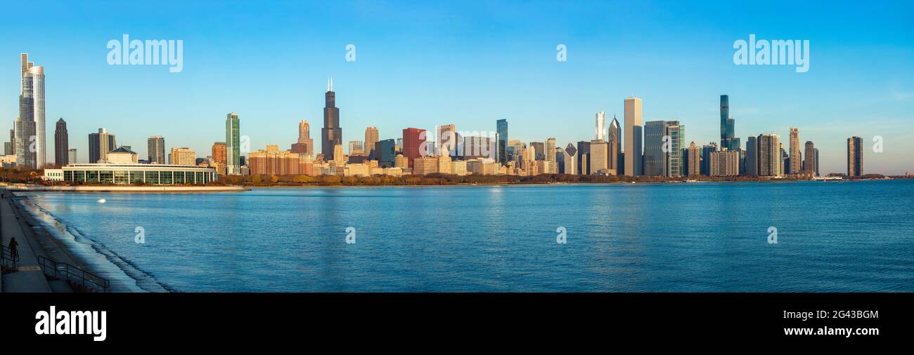 Horizon de Chicago avec gratte-ciel à travers le lac Michigan, Illinois, États-Unis Banque D'Images