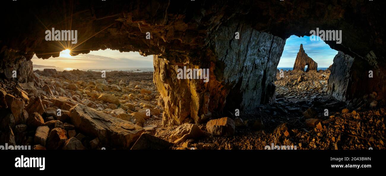 Vue depuis les grottes de Playa de Campiecho au coucher du soleil, Asturies, Espagne Banque D'Images