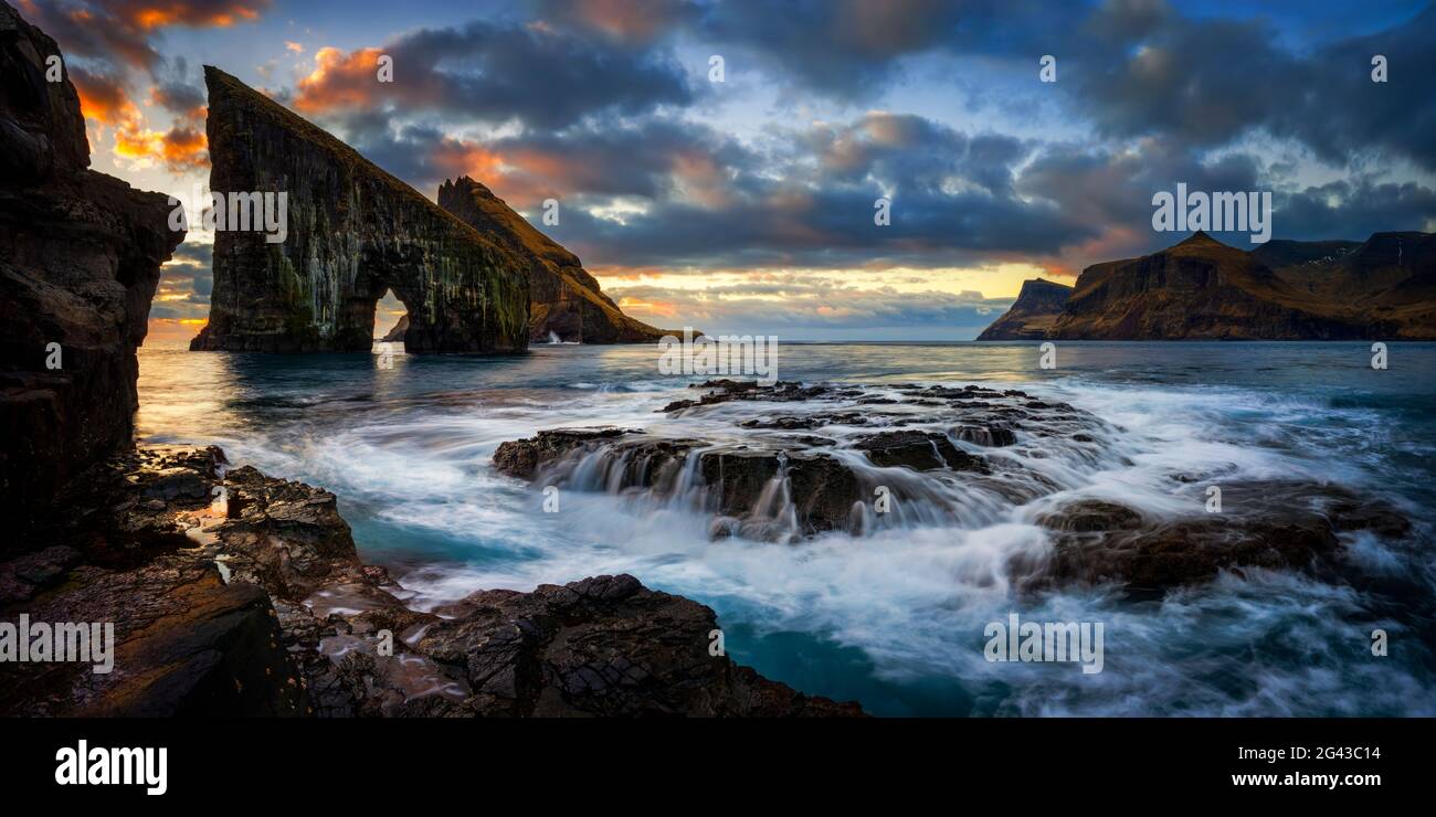 Arche rocheuse de Dransaisi au coucher du soleil, Vagar, îles Féroé, Danemark Banque D'Images