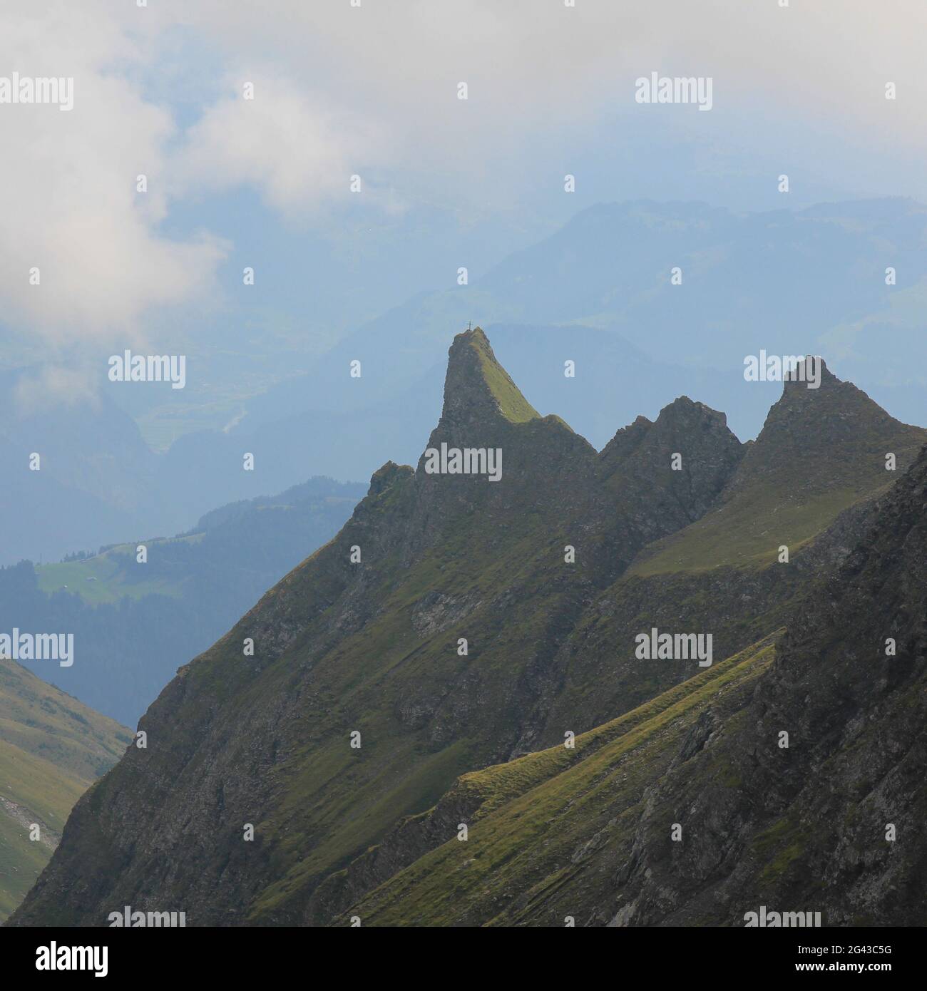 Brumeux matin d'été dans les Alpes suisses. Banque D'Images