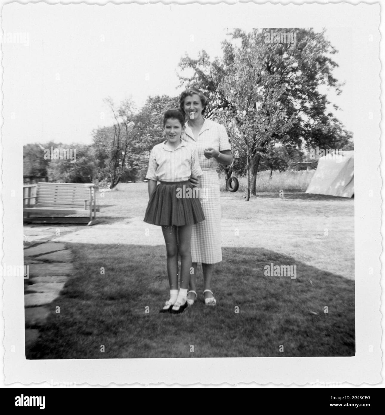 1959, mère et fille posent pour un instantané, États-Unis Banque D'Images