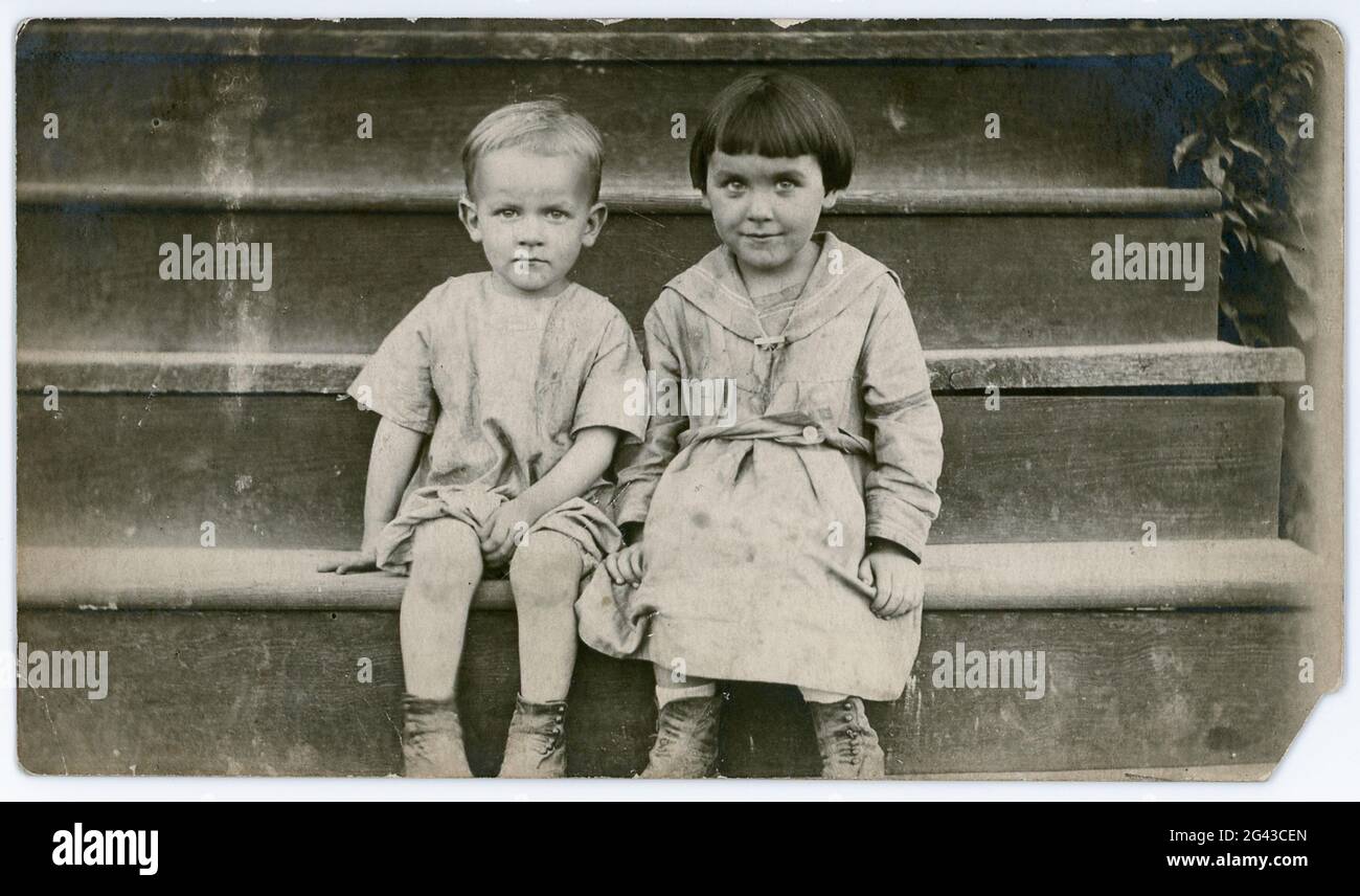 Vintage Noir et blanc, Dépression Era Brother et sœur pose pour Camera, PA, Etats-Unis Banque D'Images