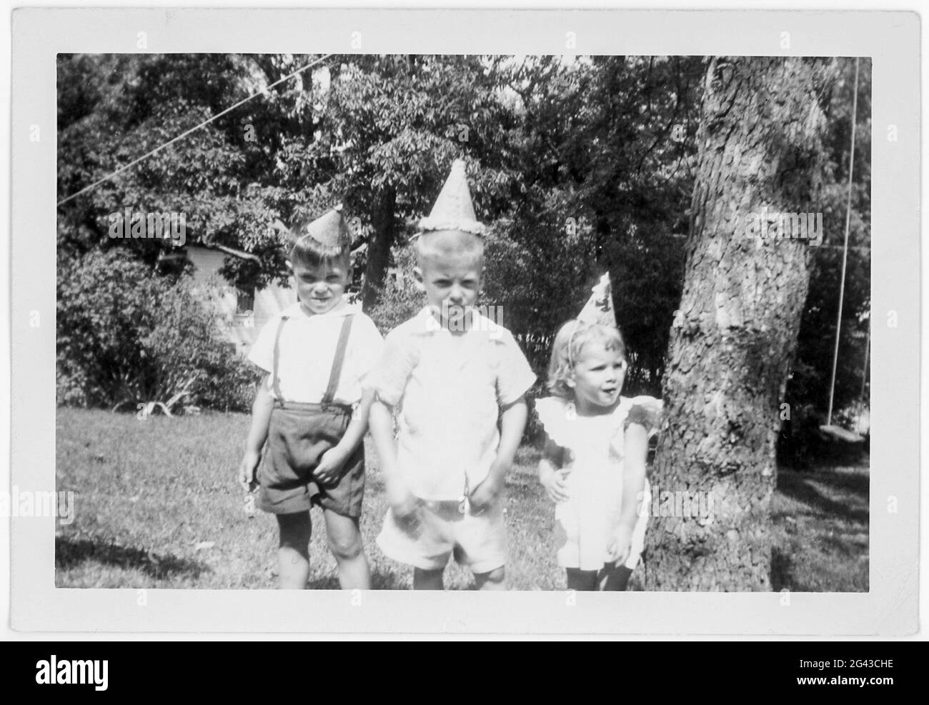 Vintage Noir et blanc 1953, enfants dans la fête Chapeaux à une fête  extérieure, Etats-Unis Photo Stock - Alamy