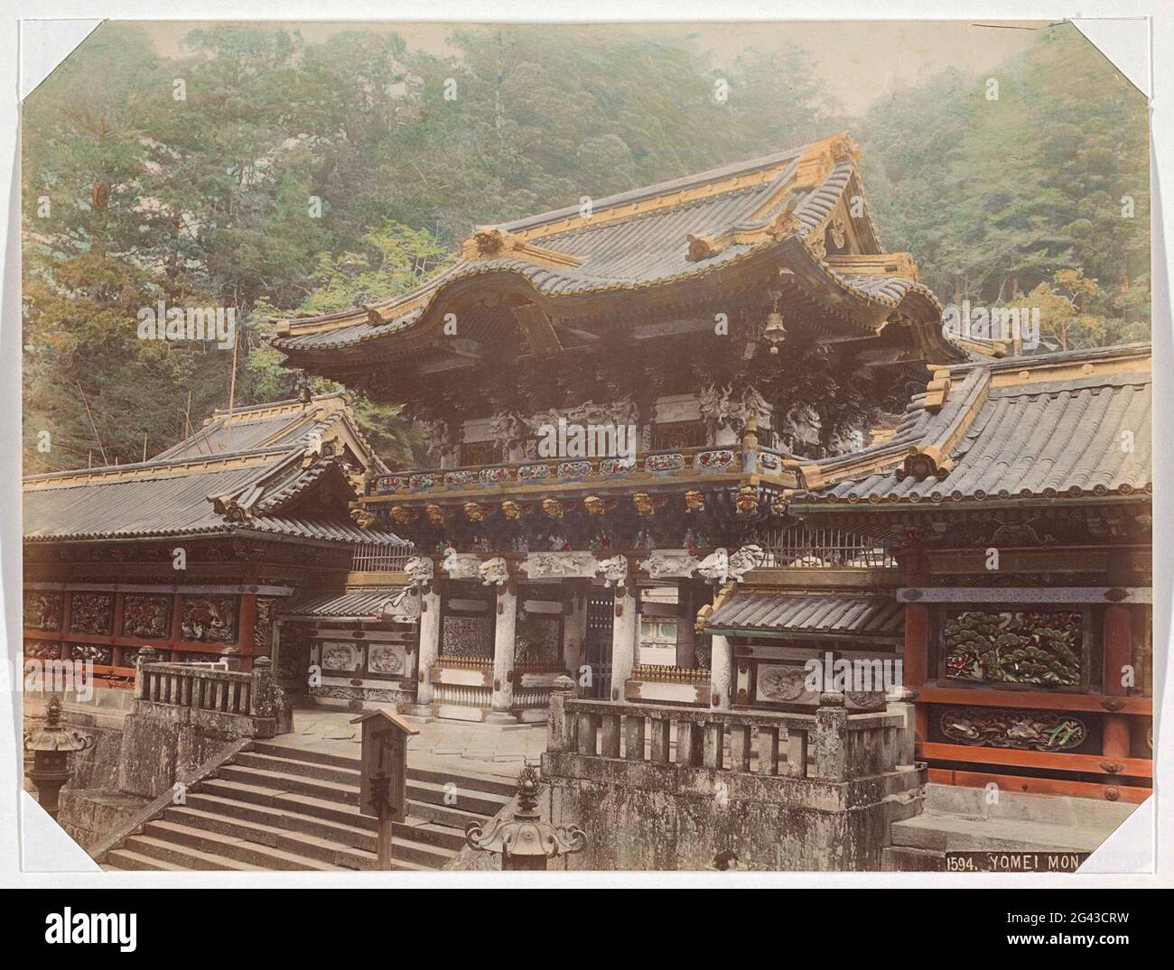 Extérieur du temple de la perfection à Nikko; Yomei mon, Nikko. Partie de l'album avec 69 photos d'un voyage à travers le Japon. Banque D'Images