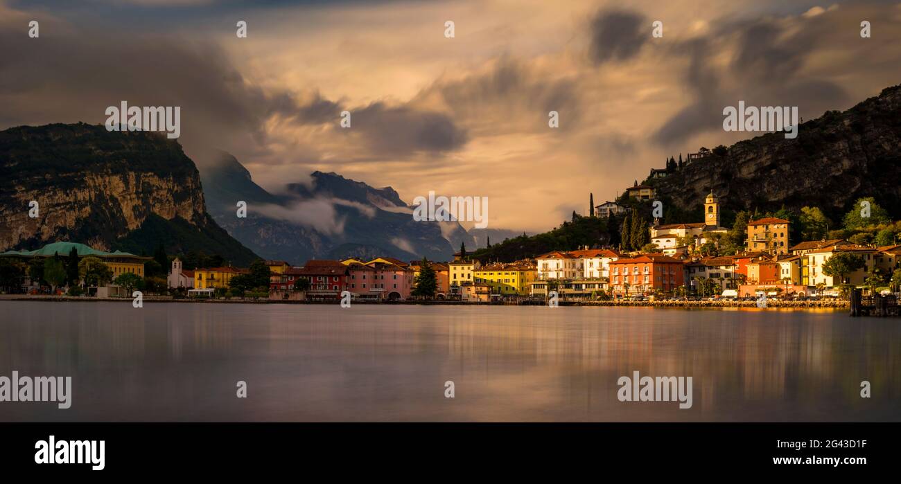 Front de mer de la ville de Torbole et lac de Garde au coucher du soleil, Trentin-Haut-Adige, Italie Banque D'Images
