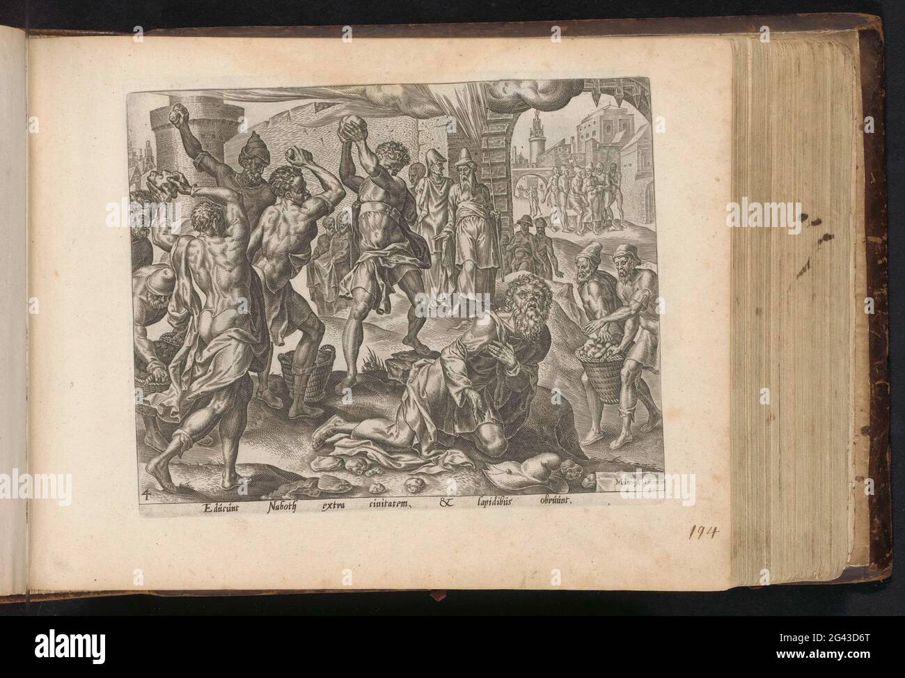 La lapidation de Nabot; d'Achab et de Naboth; Histoire d'Achab, d'Izebel et de Nabot; Den Grooten Figuer Bibel (...). Nabot est lapidé pour les portes de la ville. Il s'agenouille sur le sol et les jeunes hommes le pelent de pierres. Sur la droite, deux hommes arrivent avec un nouveau panier avec des pierres. Par la porte de la ville vous pouvez voir comment Nabot est pris. Sous le spectacle un verset en latin. L'impression fait partie d'un album. Banque D'Images