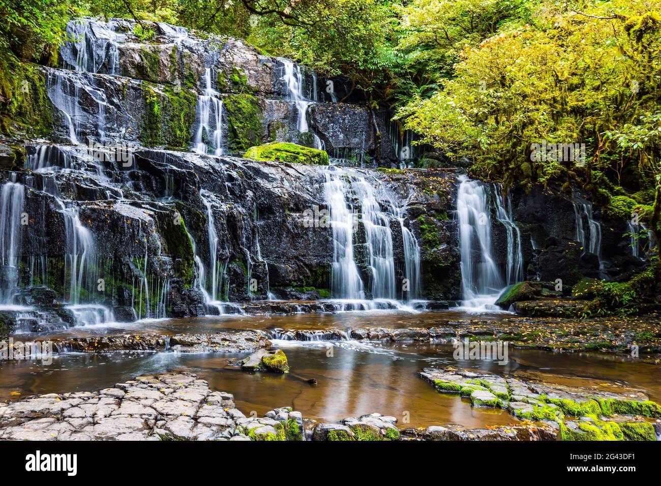 Les chutes d'eau au milieu de la forêt Banque D'Images