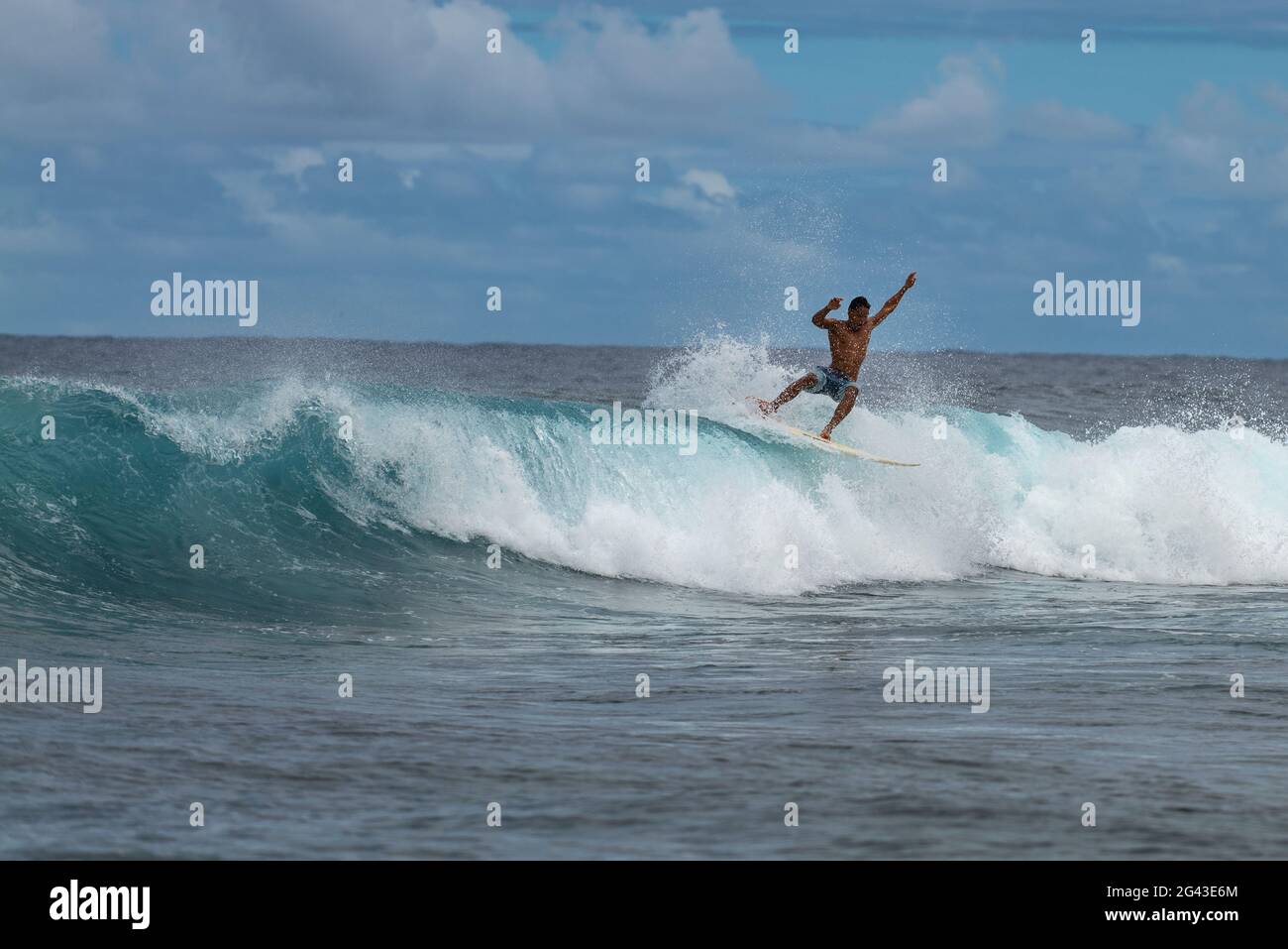 Surfez sur la vague de rupture dans la zone de surf Teahupoo, Tahiti Iti, Tahiti, les îles du vent, Polynésie française, Pacifique Sud Banque D'Images