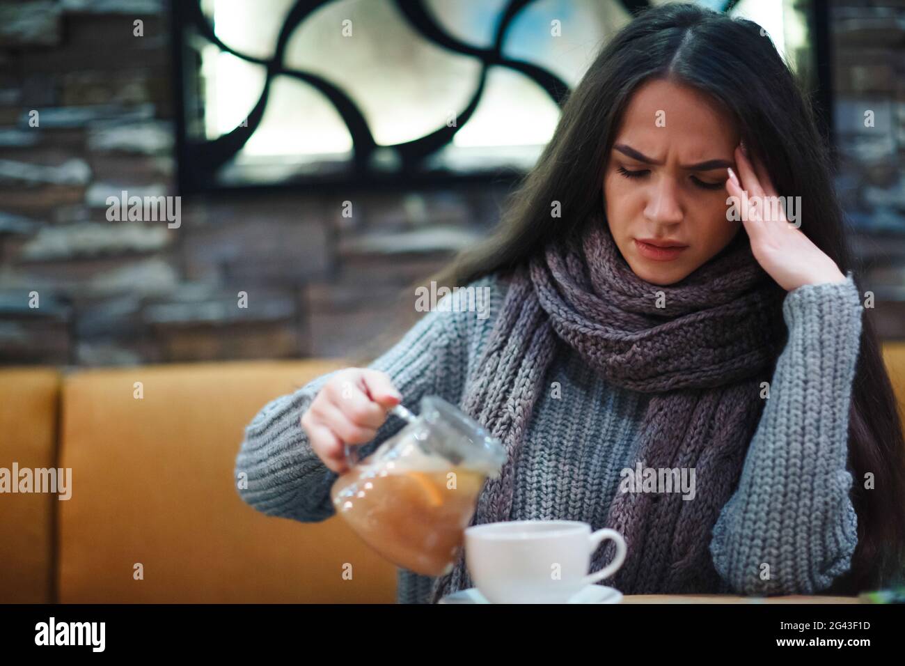 Grippe rhume ou allergie symptôme.malade jeune femme ayant le rhume commun Banque D'Images Grippe rhume ou allergie symptôme.malade jeune femme ayant le rhume commun Banque D'Images